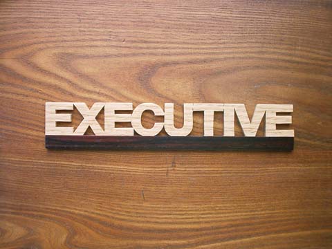 Executiveの木製看板木文字のドアプレート 堅い無垢の木オークの手作り舞蔵屋謹製です